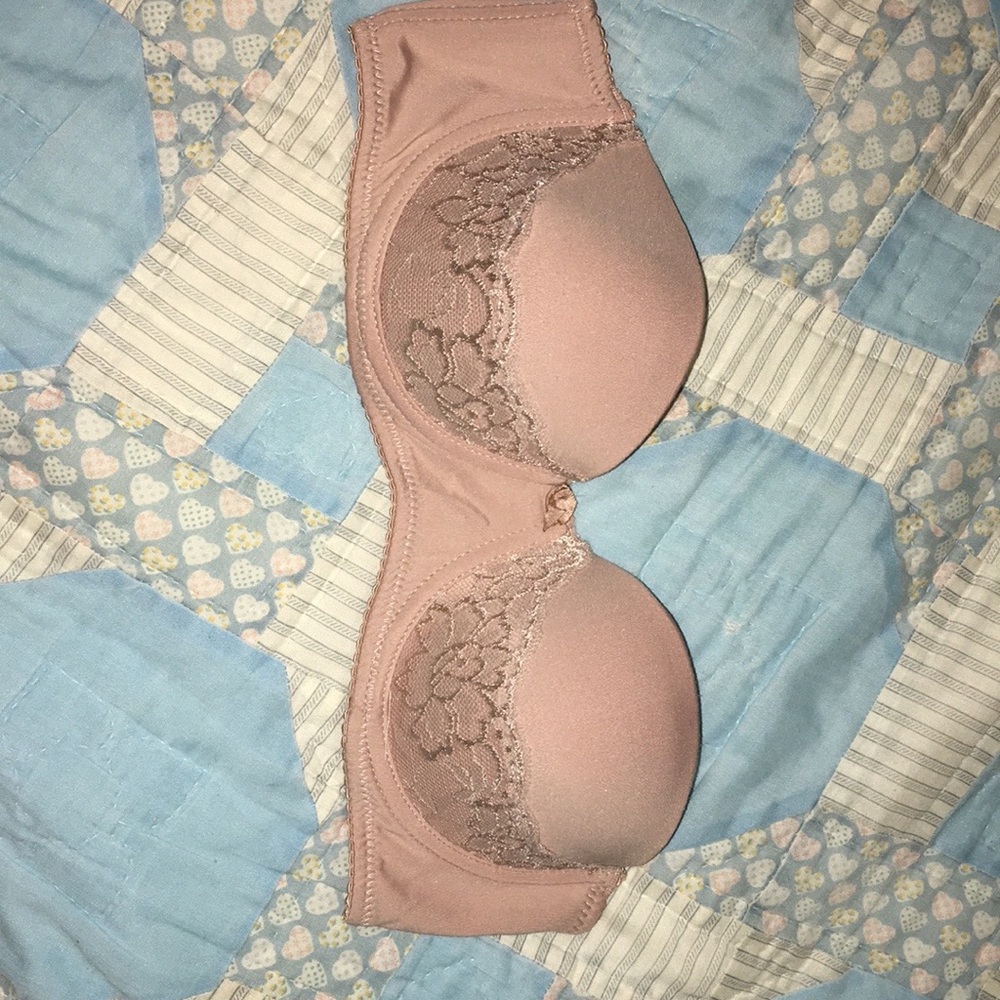 A never worn bra comes with the straps.